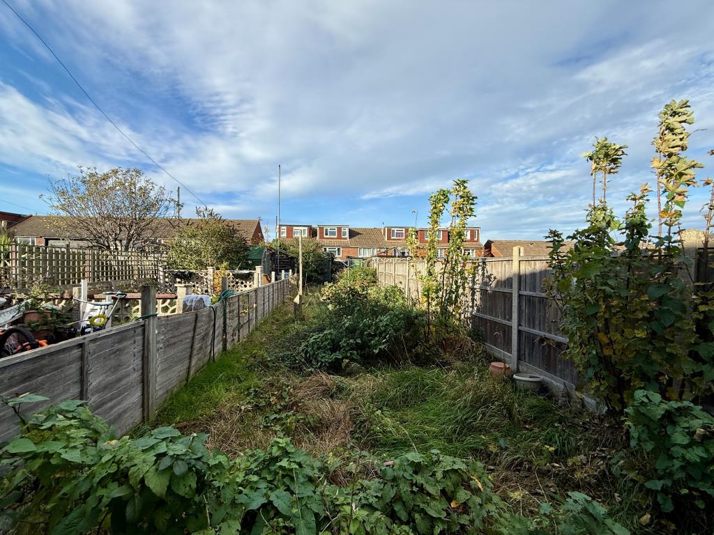 Lot: 69 - TERRACED HOUSE FOR REFURBISHMENT - Garden to rear